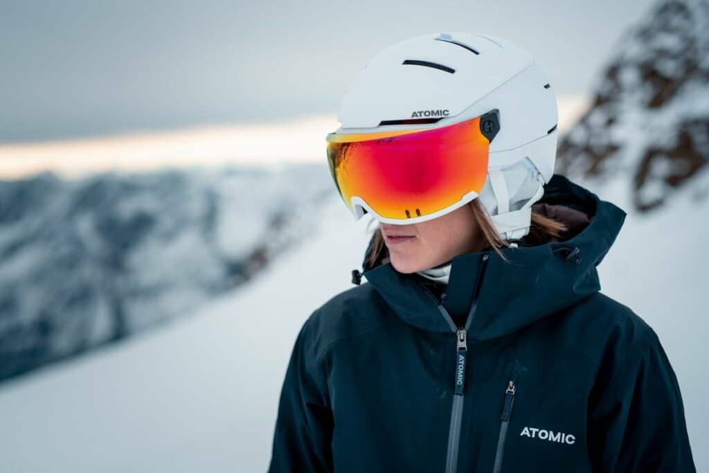Femme En Vêtements De Ski Avec Casque Et Lunettes De Ski Sur